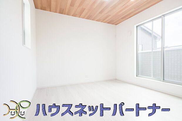 柔らかな日差しが入る洋室は落ち着いた雰囲気のお部屋です。ベッドを置いてゆったりと心も体も休まるお部屋へ。