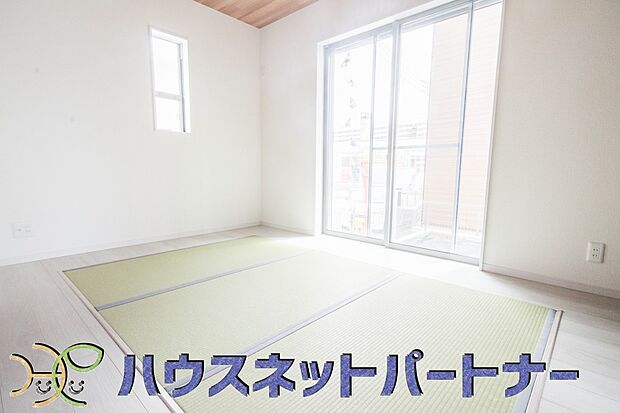 意外と場所をとるアイロンがけや、洗濯物をたたむときにも広々と使うことができ、ちょっと一休みしたい時、すぐに横になれることも魅力ですよね。また、来客時に客間や宿泊部屋として活用できます。