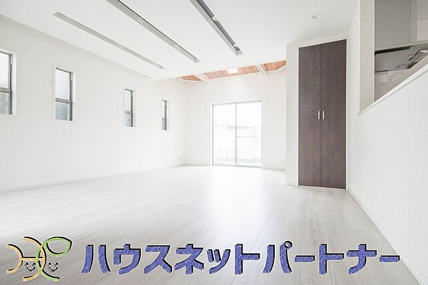 通風・採光に優れ、心地よい光と風が溢れています。 贅沢で豊かな居住性と、プライドを満たすクオリティが見事に調和した住空間。新築ならではの快適なひとときをご体感頂ける筈です。