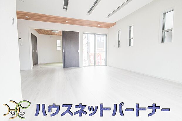 明るく開放的なダイニング。家族とのコミュニケーションが取りやすく、みんなの笑顔が溢れます
