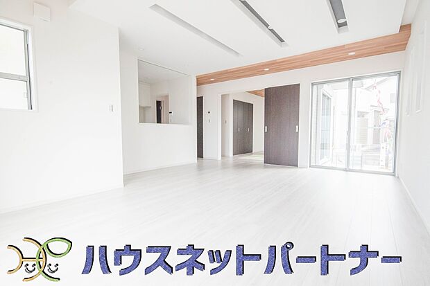 家族の様子を見ながらキッチンでお料理。一日の出来事を会話しながらの家事は嬉しいコミュニケーション。