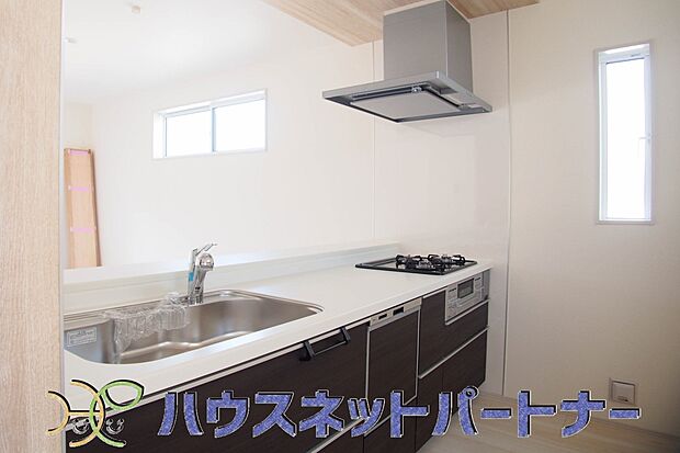 三口コンロで料理の幅を拡げてくれる使いやすいシステムキッチンを採用。洗い場も大きいので野菜や食器を洗ったりする際にも捗り、奥様の強い味方となってくれるはずです。