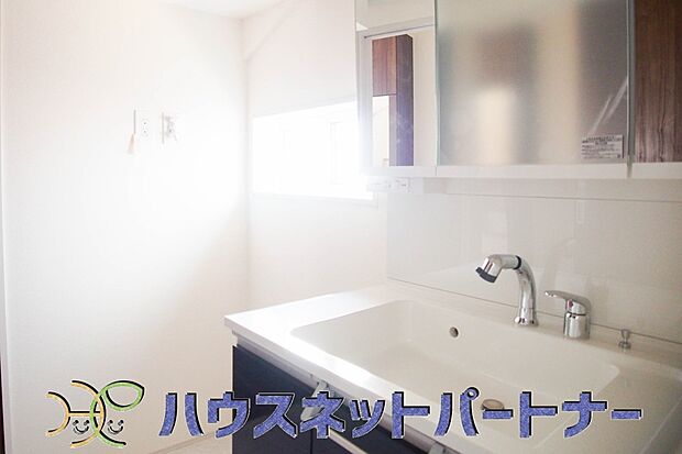明るい清潔感のある洗面所は、鏡も大きくシンクが広々。朝の支度も楽にこなせます。
