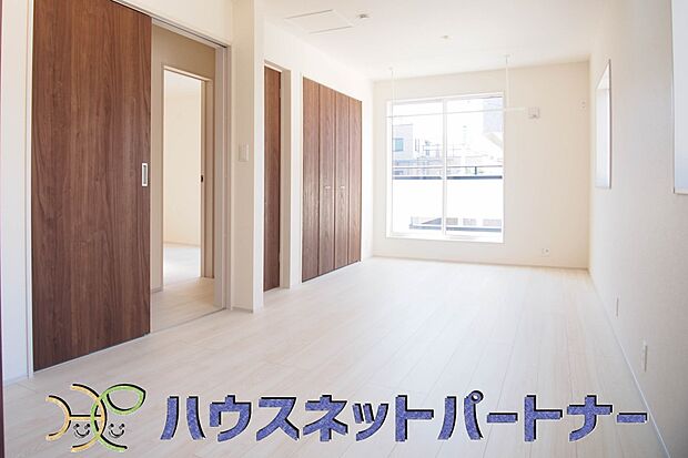 お部屋に入る日差しを見ると、植物も人も太陽の光が必要だと改めて思います。