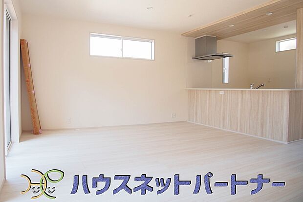 カウンターキッチンなら、リビングで遊ぶ子供の様子を見ながら料理ができるので安心です。料理を運んでもらったり、子供にお手伝いしてもらいやすいのもいいですね♪