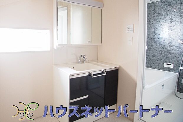 広い脱衣所、洗面台も大きなサイズを設置。戸建では見ない広さと解放感。