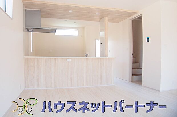 カウンターキッチンなら、リビングで遊ぶ子供の様子を見ながら料理ができるので安心です。料理を運んでもらったり、子供にお手伝いしてもらいやすいのもいいですね。