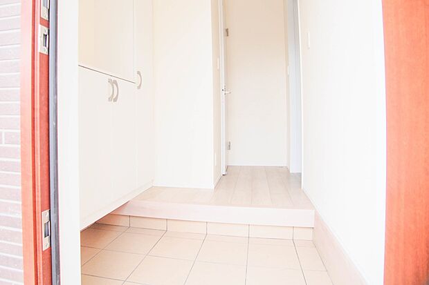 玄関扉を開くとゆったりとした空間。この感動を現地で是非体感してみて下さい。