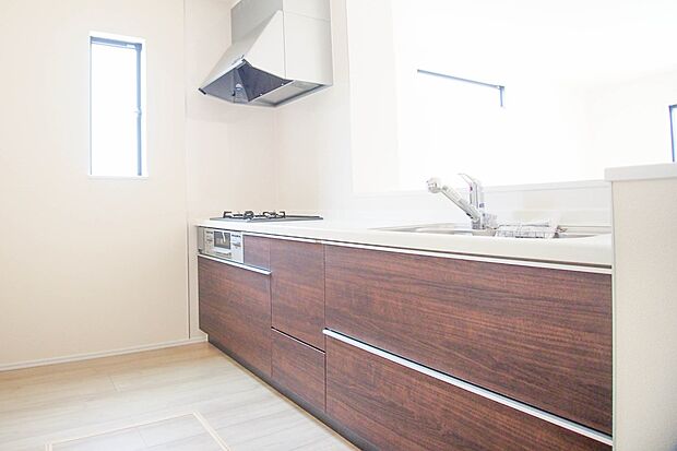 三口コンロで料理の幅を拡げてくれる使いやすいシステムキッチンを採用。洗い場も大きいので野菜や食器を洗ったりする際にも捗り、奥様の強い味方となってくれるはずです。