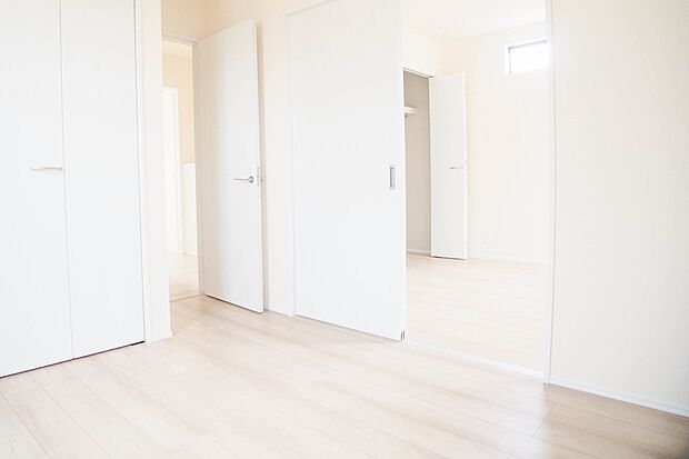 明るい窓のあるお部屋は子供部屋にぴったり。可愛い家具で素敵なお部屋に。