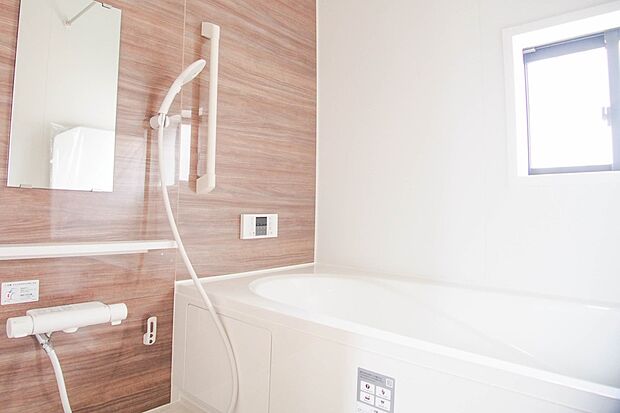 高級感溢れるカラーと大きさ・柔らかな曲線で構成された半身浴も楽しめるバスタブが心地よさをもたらします。