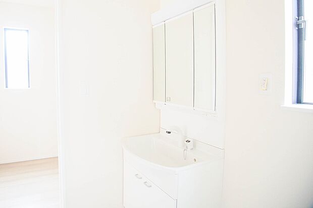 大きく見やすい三面鏡で清潔感ある洗面台は、身だしなみチェックや肌のお手入れに最適です。何かと物が増える場所だからこそ、スッキリと見映えの良い空間に拵えました。