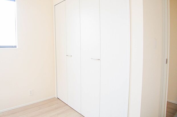 壁面クローゼットのメリットは、衣類が横一列に並ぶためひと目で洋服が選びやすいこと。衣類をたくさんお持ちの方も、限られたスペース内に無理なく収納することができます。