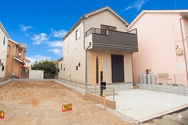 堂々たる趣ながら、主張し過ぎずどこか余裕を感じさせるシャープなフォルムで佇む邸宅は、晴天の空と照らし合わせる事で、本来あるべき完成形の姿を見せてくれます。