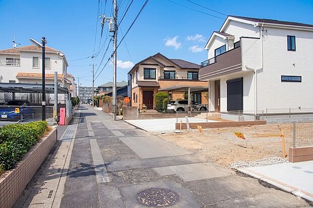 前面道路でお車を駐車するのも楽々。