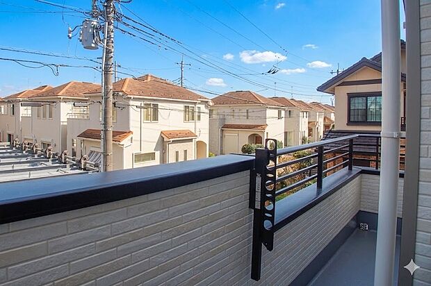 朝の澄んだ空気や、夕方に吹く清々しい風を五感で感じられるバルコニー。住まいの中で唯一屋外にあって、本当の自然を感じられるスペースです。