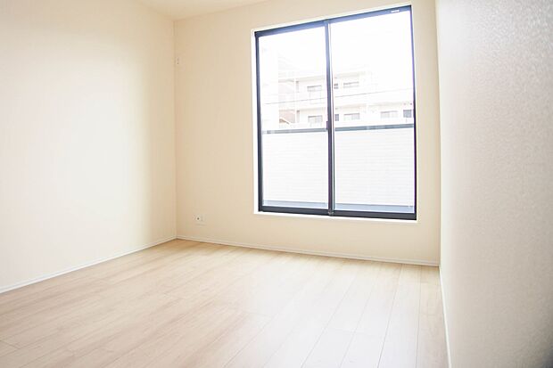 2面窓のある風通しの良いお部屋は心も体も元気にしてくれます。自分だけのお部屋作りを楽しんでみては。