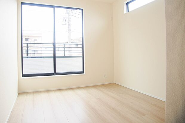 独立性を高めたお部屋。たっぷりの収納も配備しており、片付いた空間を現実出来そう。陽光も降り注ぐ明るく開放的な空間が魅力的。