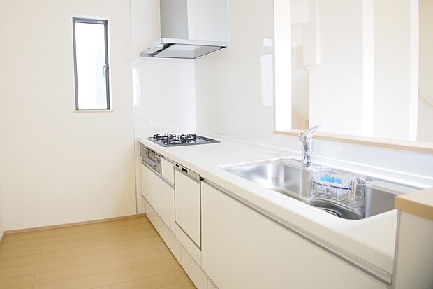 明るい自然光が入る作業スペースを多くとったキッチン採用。夫婦揃ってキッチンに立っても調理がしやすく、家事をしながら会話も弾みます。食器類もすっきりと片付く収納力。