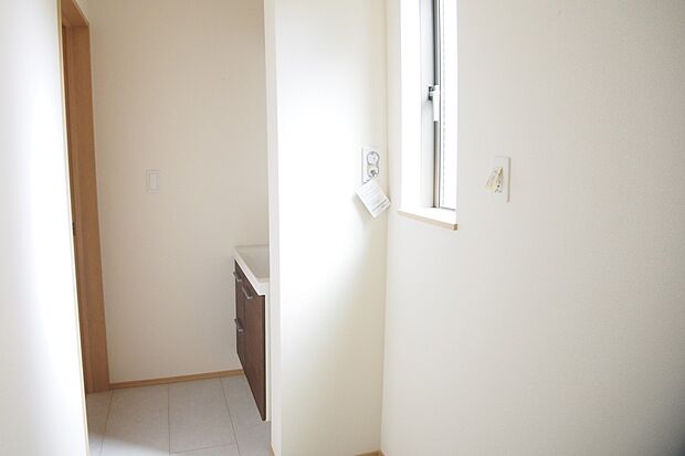 洗面室のある脱衣所は広々。脱いだお洋服をそのままお洗濯。