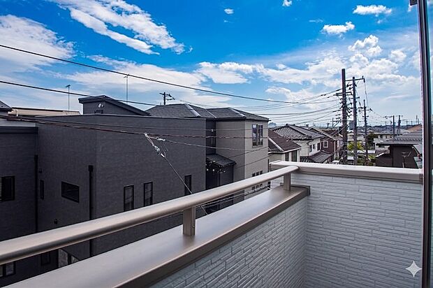 朝の澄んだ空気や、夕方に吹く清々しい風を五感で感じられるバルコニー。住まいの中で屋外にあって、本当の自然を感じられるスペースです。