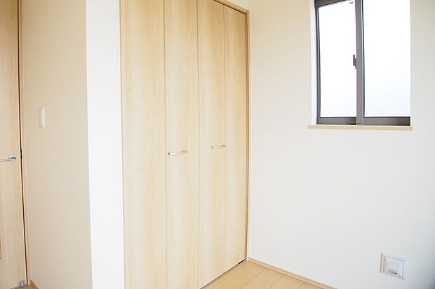 壁面クローゼットのメリットは、衣類が横一列に並ぶためひと目で洋服が選びやすいこと。衣類をたくさんお持ちの方も、限られたスペース内に無理なく収納することができます。