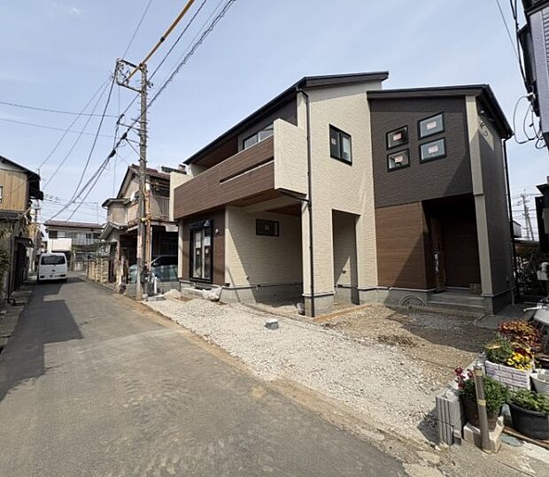 前面道路の日当たりの良い明るいお家。