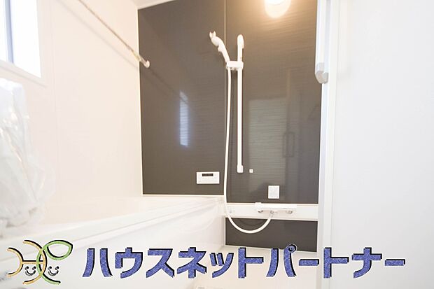 心地よいバスタイムを演出する浴室はゆとりあるサイズを採用。保温機能付き、汚れをはじく有機ガラス系の新素材を採用した浴室。美しく機能的な設備を採用。