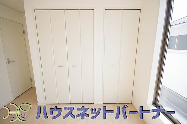 壁面クローゼットのメリットは、衣類が横一列に並ぶためひと目で洋服が選びやすいこと。衣類をたくさんお持ちの方も、限られたスペース内に無理なく収納することができます。