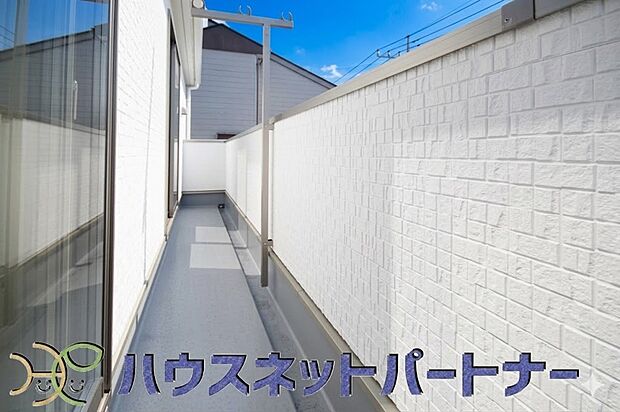 太陽の光が燦々と降り注ぐ広さのあるバルコニーで毎日のお洗濯も快適に。太陽は心を元気にしてくれますよね。