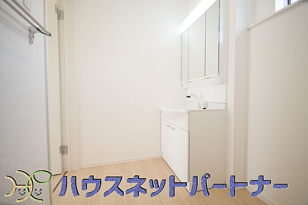 洗面室のある脱衣所は広々。脱いだお洋服をそのままお洗濯。