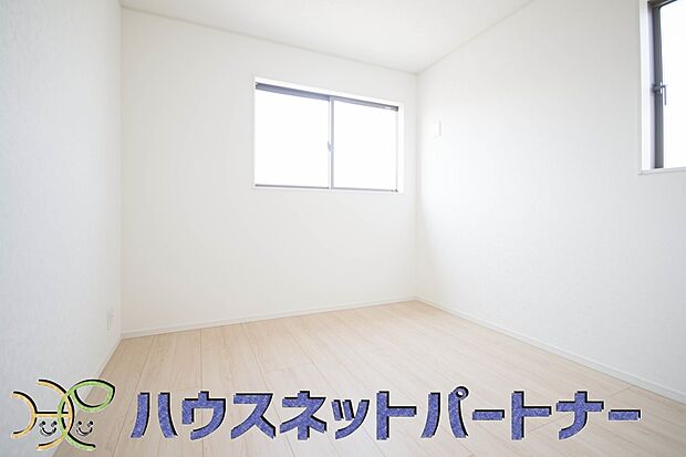 独立性を高めたお部屋。たっぷりの収納も配備しており、片付いた空間を現実出来そう。陽光も降り注ぐ明るく開放的な空間が魅力的。