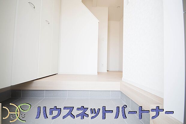 玄関扉を開くとゆったりとした空間。この感動を現地で是非体感してみて下さい。