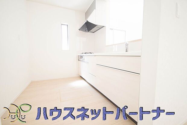 カウンターキッチンは広くて収納力もあるので、快適に料理をすることができます。食器や炊事用具を手の届くところに配置しやすいため調理もスピーディーです。