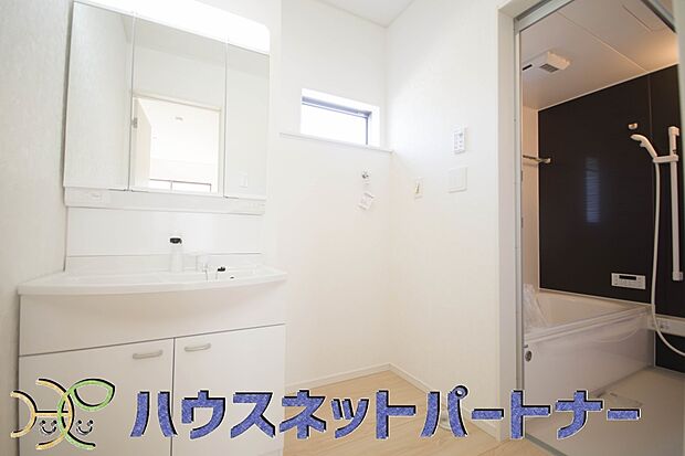 十分な大きさの洗面台は、身だしなみチェックや歯磨きなど、朝の慌ただしい時間でもホテルライクなスペースで余裕とゆとりを感じて頂けます。