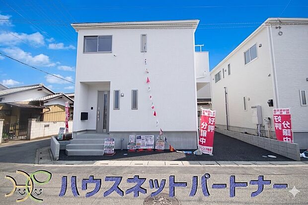 堂々たる趣ながら、主張し過ぎずどこか余裕を感じさせるシャープなフォルムで佇む邸宅は、晴天の空と照らし合わせる事で、本来あるべき完成形の姿を見せてくれます。