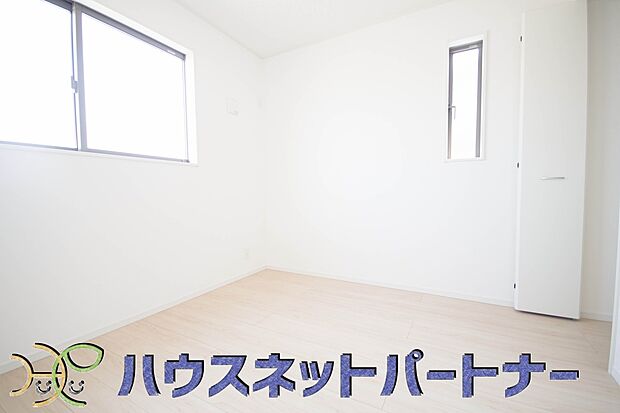 独立性を高めたお部屋。たっぷりの収納も配備しており、片付いた空間を現実出来そう。陽光も降り注ぐ明るく開放的な空間が魅力的。