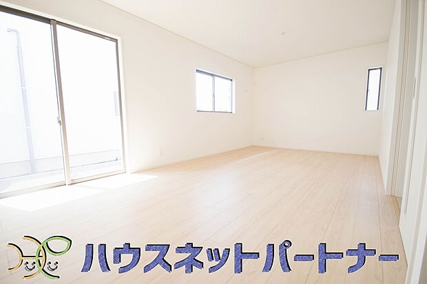 カウンターキッチンなら、リビングで遊ぶ子供の様子を見ながら料理ができるので安心です。料理を運んでもらったり、子供にお手伝いしてもらいやすいのもいいですね♪