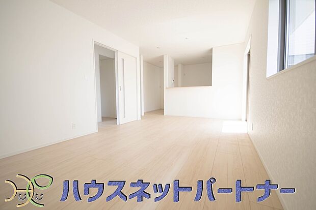 リビングは、食事スペースと寛げる場所設けてもまだ余裕の広さ。明るい光が照らしてくれます。