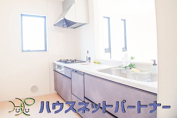 三口コンロで料理の幅を拡げてくれる使いやすいシステムキッチンを採用。洗い場も大きいので野菜や食器を洗ったりする際にも捗り、奥様の強い味方となってくれるはずです。