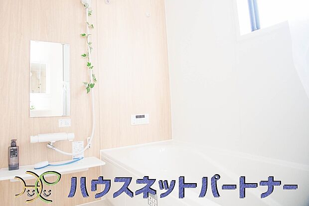 高級感溢れるカラーと大きさ・柔らかな曲線で構成された半身浴も楽しめるバスタブが心地よさをもたらします。