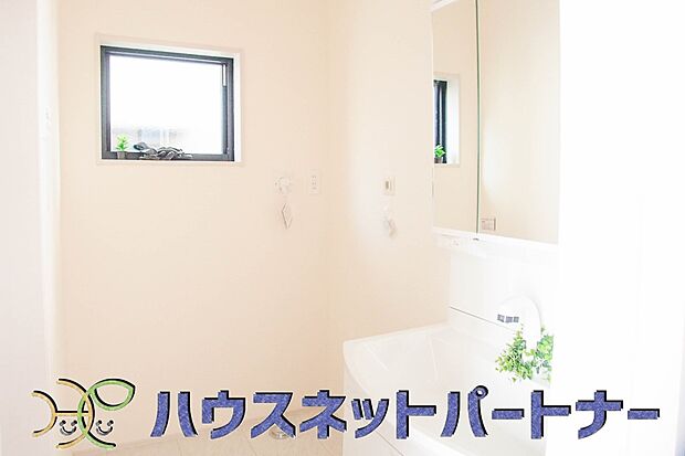 大きく見やすい三面鏡で清潔感ある洗面台は、身だしなみチェックや肌のお手入れに最適です。何かと物が増える場所だからこそ、スッキリと見映えの良い空間に拵えました。