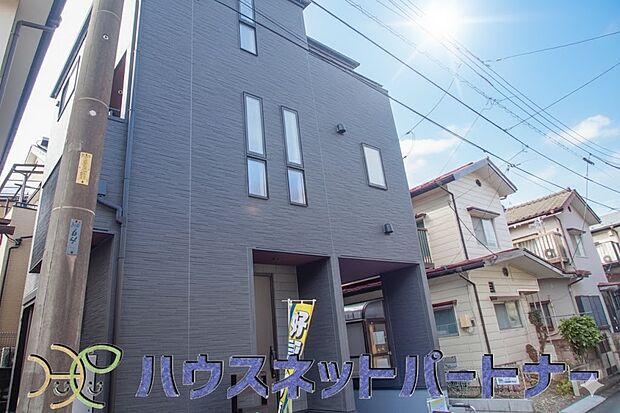 街に溶け合う美しい景観と、採光や風通しを考えて設計された間取り。近隣の視線を考え調整した窓位置など、外観だけでなく、住まうご家族の心地よさを最優先しました。