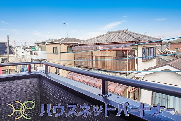 朝の澄んだ空気や、夕方に吹く清々しい風を五感で感じられるバルコニー。住まいの中で唯一屋外にあって、本当の自然を感じられるスペースです。