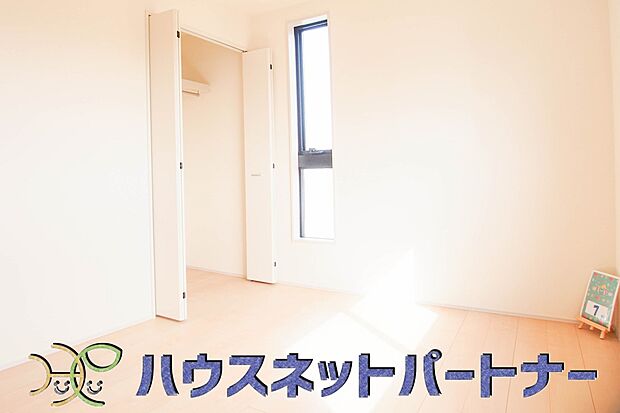 2面窓のある風通しの良いお部屋は心も体も元気にしてくれます。自分だけのお部屋作りを楽しんでみては。