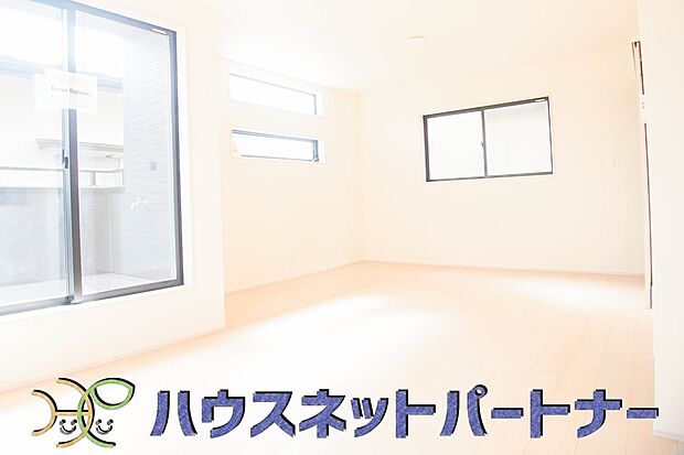 カウンターキッチンなら、リビングで遊ぶ子供の様子を見ながら料理ができるので安心です。料理を運んでもらったり、子供にお手伝いしてもらいやすいのもいいですね♪