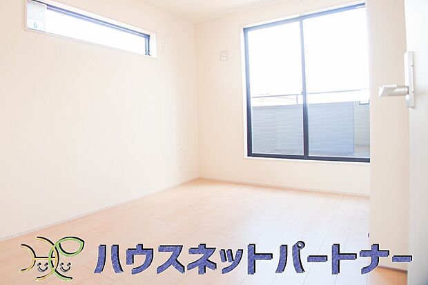 独立性を高めたお部屋。たっぷりの収納も配備しており、片付いた空間を現実出来そう。陽光も降り注ぐ明るく開放的な空間が魅力的。