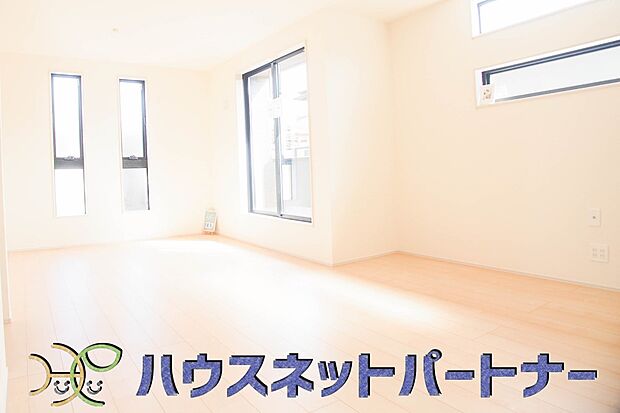 リビングは、食事スペースと寛げる場所設けてもまだ余裕の広さ。明るい光が照らしてくれます。