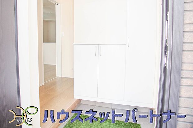 玄関扉を開くとゆったりとした空間。この感動を現地で是非体感してみて下さい。