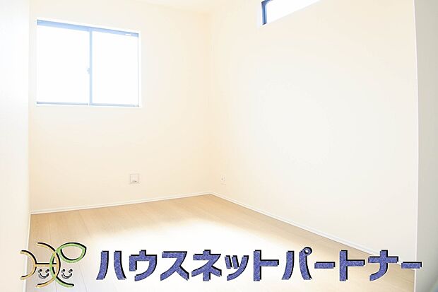 バルコニーに直接出入りできるお部屋です。ちょっと外の空気を吸いたい時や、ベランダでミニガーデニングなども楽しめそうです。